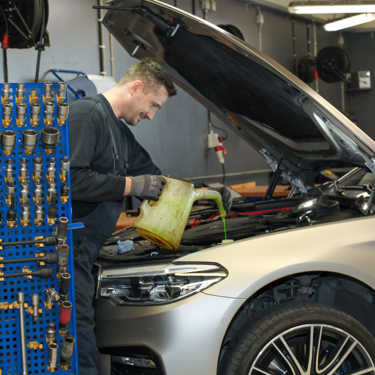 Serviceeftersyn med fabriksgaranti Serviceeftersyn med fabriksgaranti"